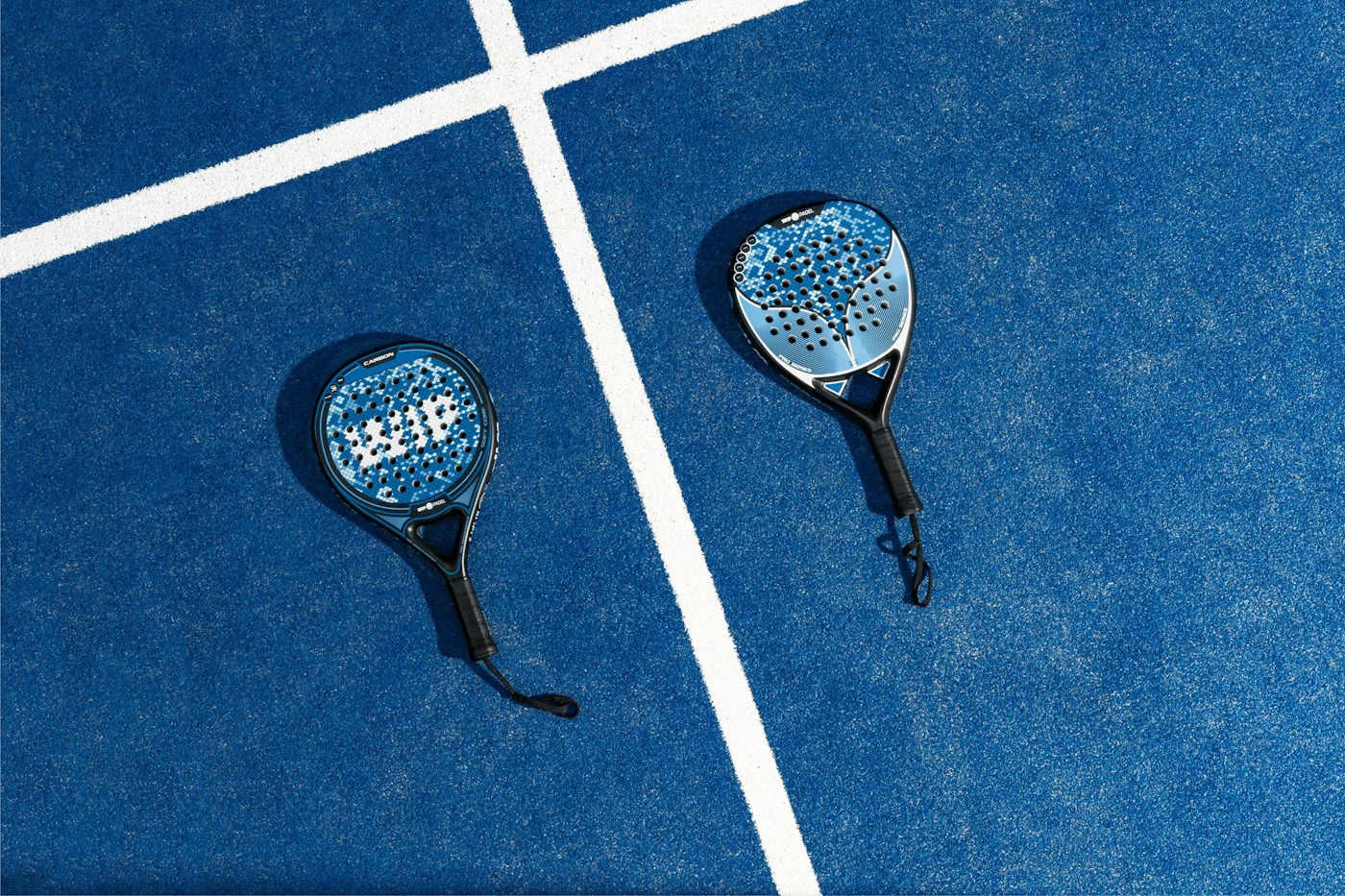 Padelschläger auf einem blauen Court